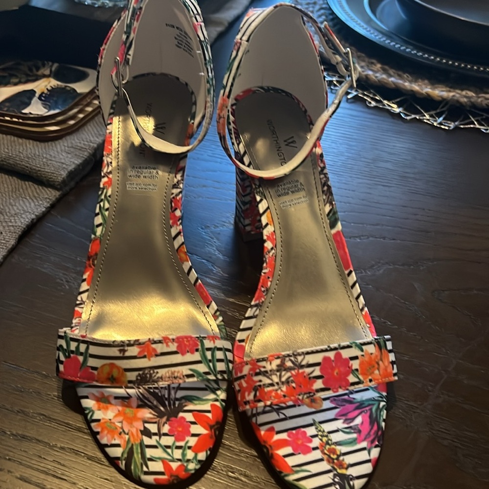 WOR BECKWITH FLORAL HEELS! - Picture 2 of 5